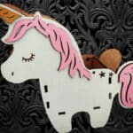 vector descargable para reproducir el diseño de un portalápices unicornio.    Utiliza tu máquina de corte CNC para la realización de este proyecto.