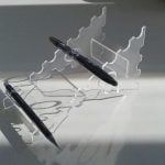 vector descargable para reproducir el diseño de un exhibidor de plumas.  Utiliza tu máquina de corte CNC