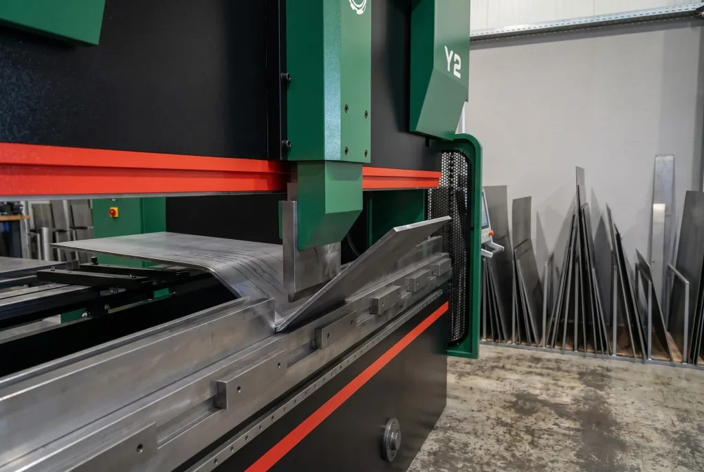 Dobladora CNC plegando lámina de distintos espesores — Stanser
