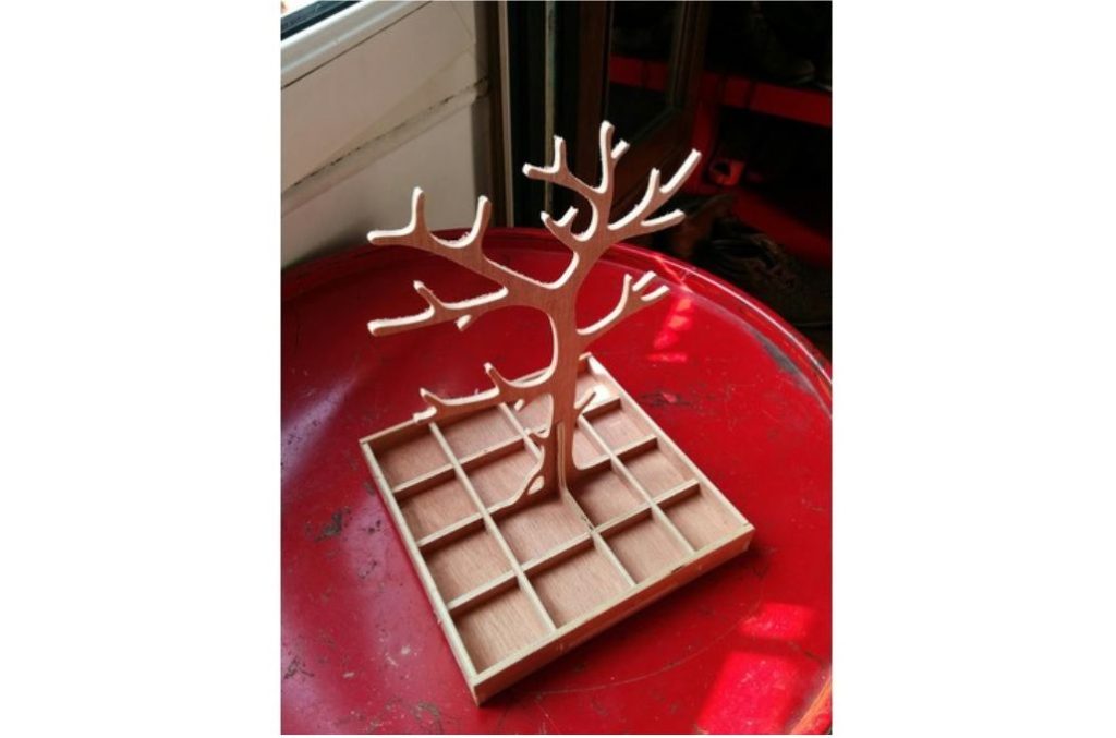 Árbol joyero — vector para corte CNC