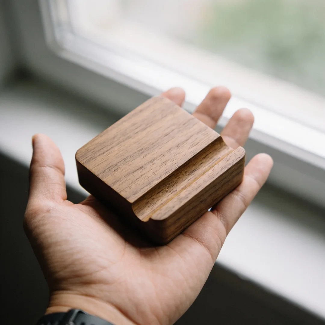 Wooden phone speaker dock