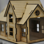 vector descargable para reproducir el diseño de una casa decorativa.   Utiliza tu máquina de corte CNC para realizar este proyecto.